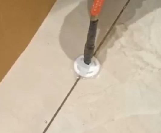 嵊州瓷砖空鼓维修公司专业解答瓷砖在铺贴过程中，如果没有涂抹均匀到位的粘结材料（如水泥砂浆或瓷砖胶），可能会导致以下问题