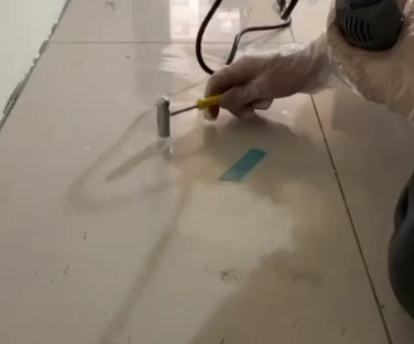 嵊州瓷砖开裂维修公司专业分享瓷砖在铺贴前如果没有沥干水分，将会导致以下问题